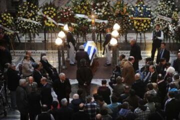 Imagen de la capilla ardiente en el Palacio Legislativo de Montevideo con el féretro de Alcides Ghiggia.