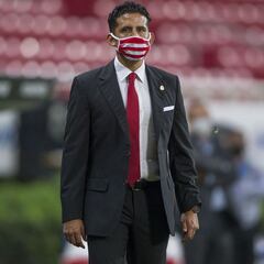 Chivas no tendrá a su técnico en Clásico femenil por sospecha de COVID