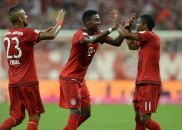 Arturo Vidal, David Alaba y Douglas Costa celebran el triunfo del Bayern Munich.