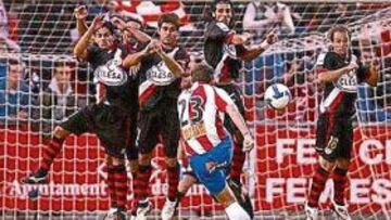 <b>EL MOMENTO EXACTO. </b>Así puso el cuerpo David Cañas en el momento de ejecutar el libre directo que se convirtió en el 1-0 del Girona.