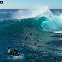 La ola gigante que rompe el capendador frente a las rocas