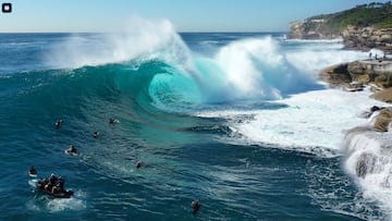 Ola gigante de Cape Solander rompiendo frente a las rocas