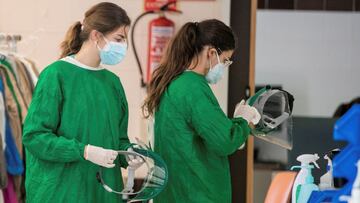 GRAF1553. ZARAGOZA, 19/11/2020.- Sanitarios del Hospital Clínico Lozano Blesa de Zaragoza se equipan este jueves con Equipos de Protección Individual (EPI) para comenzar su trabajo en la sala de recepción de pacientes con síntomas de Covid-19 en Urgencias. Hay quien dice que Aragón está sufriendo una tercera ola de covid-19, pero para los directivos del Hospital Clínico de Zaragoza ha sido una ola continua que han podido capear gracias al esfuerzo y dedicación de todos los profesionales del centro y al apoyo de la Atención Primaria, sin la cual no hubieran podido afrontar el fuerte repunte de octubre. EFE/Javier Cebollada