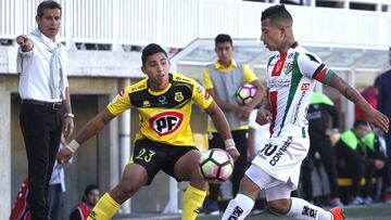 Ftbol, San Luis v Palestino. Sptima fecha, Campeonato de Clausura 2016-2017 El jugador de San Luis, Gonzalo Rivas, disputa el balon contra Leonardo Valencia de Palestino durante el partido de primera division disputado en el estadio Lucio Faria de Quillota, Chile. 17/03/2017 Sebastian Cisternas/Photosport****** Football, San Luis v Palestino. Seventh date, Clousure Championship 2016-2017 San Luis player, Gonzalo Rivas, battles for the ball against Leonardo Valencia of Palestino during the first division football match at the Lucio Faria stadium in Quillota, Chile. 17/03/2016 Sebastian Cisternas/Photosport