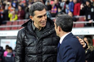 Saludo de los entrenadores Muñiz y Valverde 