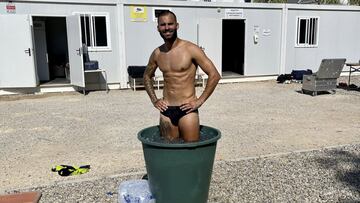 Jesé posa en el baño de frío para recuperar.