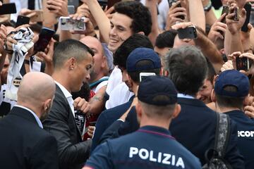 Cristiano Ronaldo llegando a Turn para pasar el reconocimiento mdico con su nuevo equipo. 