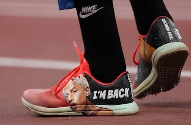 Vista de las zapatillas de la atleta venezolana Yulimar Rojas durante la competición de triple salto. 