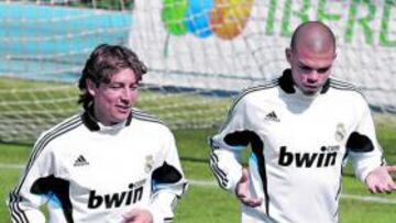 <b>RECUPERADO. </b>Heinze corre junto a Pepe, ayer en Valdebebas.