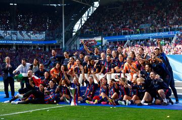 Todo el equipo posa con el trofeo de la Champions.