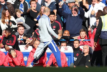 Marco Ianni, técnico asistente de Maurizio Sarri en el Chelsea, celebró el gol de Barkley que significó el empate en el marcador entre Chelsea y Manchester United de forma efusiva enfrente de Mourinho, que entró en cólera.
