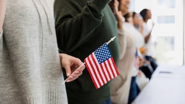 La representante María Elvira Salazar presentó una propuesta para otorgar estatus legal a ciertos inmigrantes indocumentados.