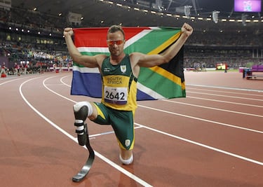 El atleta sudafricano fue amputado de ambas piernas a los once meses de edad por nacer sin peroné. Para la práctica deportiva utiliza dos prótesis de fibra de carbono, que le han permitido correr tanto en Juegos Olímpicos como en Paralímpicos. 2 medallas de oro y una de plata en Londres´12. Cuenta con las marcas mundiales en las pruebas de 100, 200 y 400 metros lisos para atletas con amputaciones. Actualmente se encuentra en la cárcel tras asesinar a su mujer en 2013. Los éxitos deportivos y su proceso judicial tras su acto homicida.