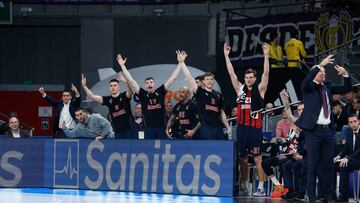 El banquillo del Baskonia celebra una canasta de su equipo.