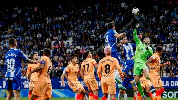 Ivo Grbic intenta despejar el balón ante la oposición de Leandro Cabrera y Fernando Calero.