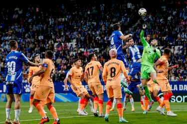 Ivo Grbic intenta despejar el balón ante la oposición de Leandro Cabrera y Fernando Calero.