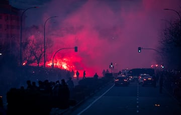 La aficin del Atleti ha recibido a su equipo a su llegada al Metropolitano antes del partido de Champions contra el Real Madrid.