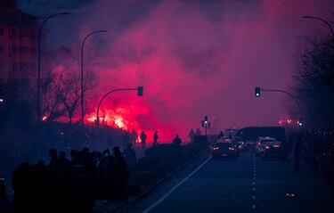 La afición del Atleti ha recibido a su equipo a su llegada al Metropolitano antes del partido de Champions contra el Real Madrid.