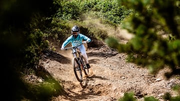 Rider de MTB Downhill en el Bike Park de Pal Arinsal (Andorra).