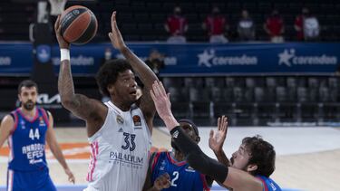 Trey Thompkins trata de superar a Chris Singleton y Sertac Sanli durante el Anadolu Efes-Real Madrid.