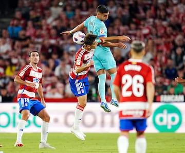 Ferrán Torres y Villar ante un balón dividido.