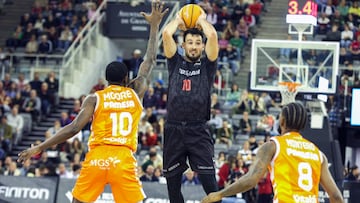 GRANADA (ANDALUCÍA), 09/11/2025.- El base del Coviran Granada Lluís Costa (c) en acción ante el base estadounidense del Valencia Omari Moore (i), durante el partido de la jornada 6 de la Liga Endesa de Baloncesto, que disputan hoy Domingo Covirán Granada y el Valencia Basket en el pabellón de los deportes de Granada. EFE/ Pepe Torres