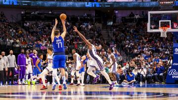 Luka Doncic lanza desde el logo de Dallas Mavericks... para anotar ante Sacramento Kings.