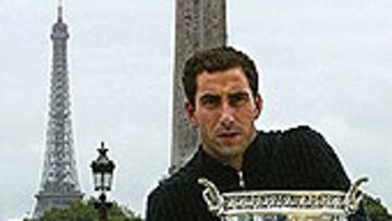 <b>PARÍS A SUS PIES</b>. Albert Costa doblegó a Juan Carlos Ferrero en la final de Roland Garros. Esta victoria le alza hasta la segunda posicón en la Carrera de Campeones y le saca la invitación para el Masters. Olé.