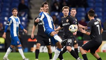 Iturraspe, rodeado por jugadores del CSKA de Moscú.