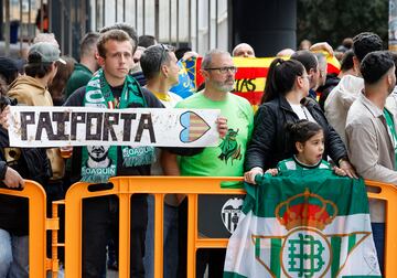 Bufandas de seguidores b¨¦ticos donde apoyando a Paiporta, municipio de la Comunidad Valenciana afectado por la DANA.