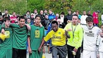 <b>O REI. </b>Todo el embrujo de 'O Rei' Pelé, rey brasileño del fútbol y del fútbol-arte, se despliega ante un fascinado grupo de chicos daneses. Con la camiseta de Brasil, chuta Pelé.