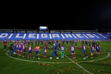 Las jugadoras del conjunto azulgrana celebran el título de la Supercopa en el centro del campo del estadio de Butarque.