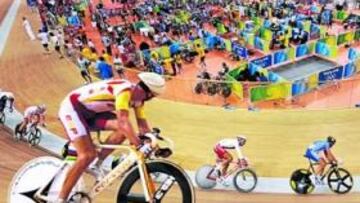 <b>GANADOR. </b>Joan Llaneras vigila a sus rivales durante la prueba de puntuación disputada en los Juegos de Pekín. Él se llevó el oro.