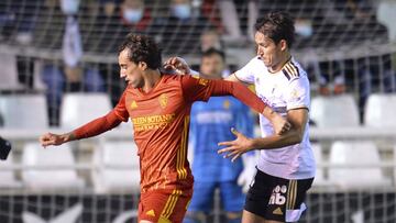 Eguaras controla el balón ante la presencia de un jugador del Burgos.