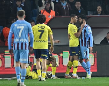 Numerosos ultras del Trabzonspor han agredido este domingo a los jugadores del Fenerbahçe tras perder su club en casa por 2-3. Tras pitarse el final del partido, los jugadores del Fenerbahçe intentaron celebrar la victoria sobre el césped, pero numerosos ultras del Trabzonspor irrumpieron en el campo agrediendo a los jugadores. Los futbolistas se defendieron, produciéndose una batalla campal de la que los jugadores fueron rescatados por las fuerzas de seguridad.