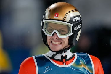 Gregor Deschwanden, de Suiza, reacciona tras su primer salto redondo durante la prueba individual de salto de esquí.