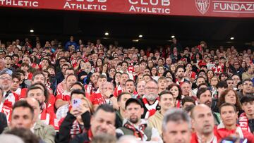 BILBAO, 25/05/2025.- Aficionados del Athletic Nico Williams, durante el partido de la última jornada de LaLiga EA Sports, entre el Athletic Club y el FC Barcelona, este domingo en el estadio de San Mamés. EFE/ LUIS TEJIDO