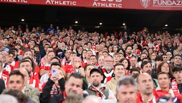 BILBAO, 25/05/2025.- Aficionados del Athletic Nico Williams, durante el partido de la última jornada de LaLiga EA Sports, entre el Athletic Club y el FC Barcelona, este domingo en el estadio de San Mamés. EFE/ LUIS TEJIDO