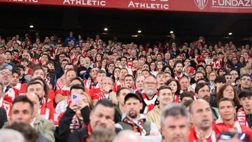 BILBAO, 25/05/2025.- Aficionados del Athletic Nico Williams, durante el partido de la última jornada de LaLiga EA Sports, entre el Athletic Club y el FC Barcelona, este domingo en el estadio de San Mamés. EFE/ LUIS TEJIDO