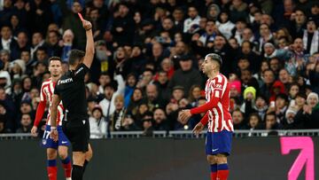 MADRID 25/02/2023.- El colegiado Gil Manzano (i) muestra tarjeta roja al delantero argentino del Atlético de Madrid Ángel Correa (d) durante el partido de la jornada 23 de LaLiga que enfrenta este sábado al Real Madrid y al Atlético de Madrid en el estadio Santiago Bernabéu, en Madrid. EFE/ Rodrigo Jiménez
