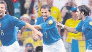<b>ESTRELLA 'AZZURRA'. </b>Cassano celebra un gol ante Suecia perseguido por Del Piero y Perrotta.