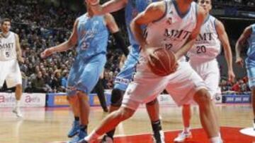 <b>DE MENOS A MÁS. </b>Nikola Mirotic intenta penetrar ante Germán Gabriel y Daniel Clark. El madridista sufrió para frenar a Gabriel (24 puntos) en la primera parte.