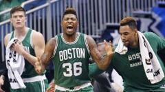 Jerebko, Marcus Smart y Sullinger celebran una canasta.