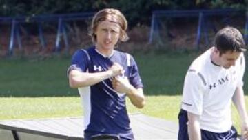 <b>EN LONDRES. </b>Modric, ayer entrenándose con un preparador físico.
