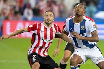 Tras jugar un año en el Alavés, firmó libre por el Athletic Club el pasado verano y debutó ante el Getafe en San Mamés, en la primera jornada de liga.