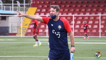 Thomas Christiansen, durante un entrenamiento con Panam&aacute;.