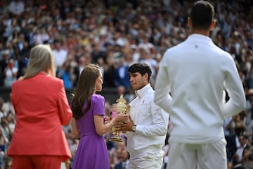La princesa Catalina de Gales le entrega el trofeo de campeón de Wimbledon 2024 a Carlos Alcaraz.