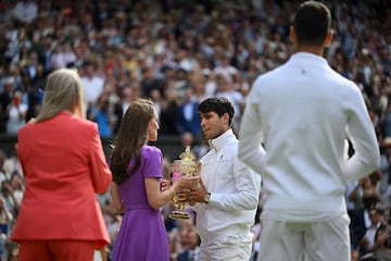 La princesa Catalina de Gales le entrega el trofeo de campe¨®n de Wimbledon 2024 a Carlos Alcaraz.