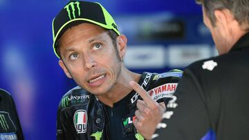 Monster Energy Yamaha&#039;s Italian rider Valentino Rossi talks to mechanics during the Catalunya MotoGP Grand Prix third free practice session at the Catalunya racetrack in Montmelo, near Barcelona, on June 15, 2019. (Photo by LLUIS GENE / AFP)