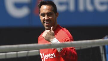 Claudio Bravo entren&oacute; con normalidad y jugar&aacute; ante Uruguay.